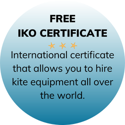 The icon displays the advantage of free certification upon completion of the kitesurfing course with FOXY WIND Kite School